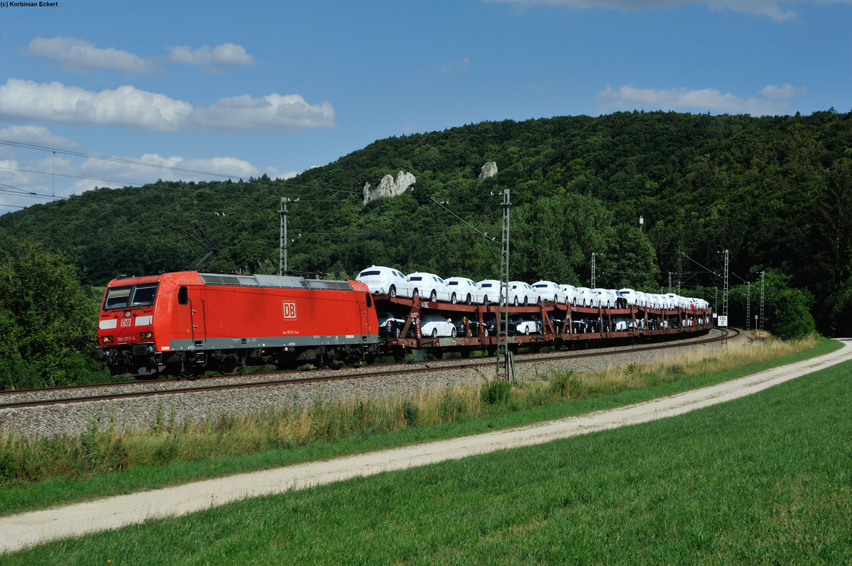 185 011-4 mit einem Audizug Richtung Treuchtlingen zwischen Breitenfurt und Dollnstein, 15.07.2015 
