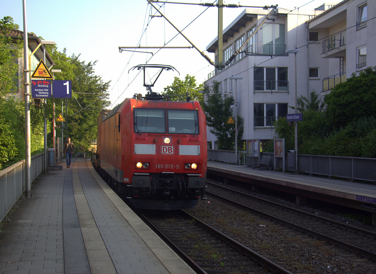 185 015-5 DB kommt aus Richtung Aachen-West mit einem LKW-Zug aus Zeebrugge-Vorming(B) nach Novara-Boschetto(I) und fährt durch Aachen-Schanz in Richtung Aachen-Hbf,Aachen-Rothe-Erde,Stolberg-Hbf(Rheinland)Eschweiler-Hbf,Langerwehe,Düren,Merzenich,Buir,Horrem,Kerpen-Köln-Ehrenfeld,Köln-West,Köln-Süd. 
Aufgenommen vom Bahnsteig von Aachen-Schanz. 
Bei Sommerwetter am Morgen vom 16.5.2018.
