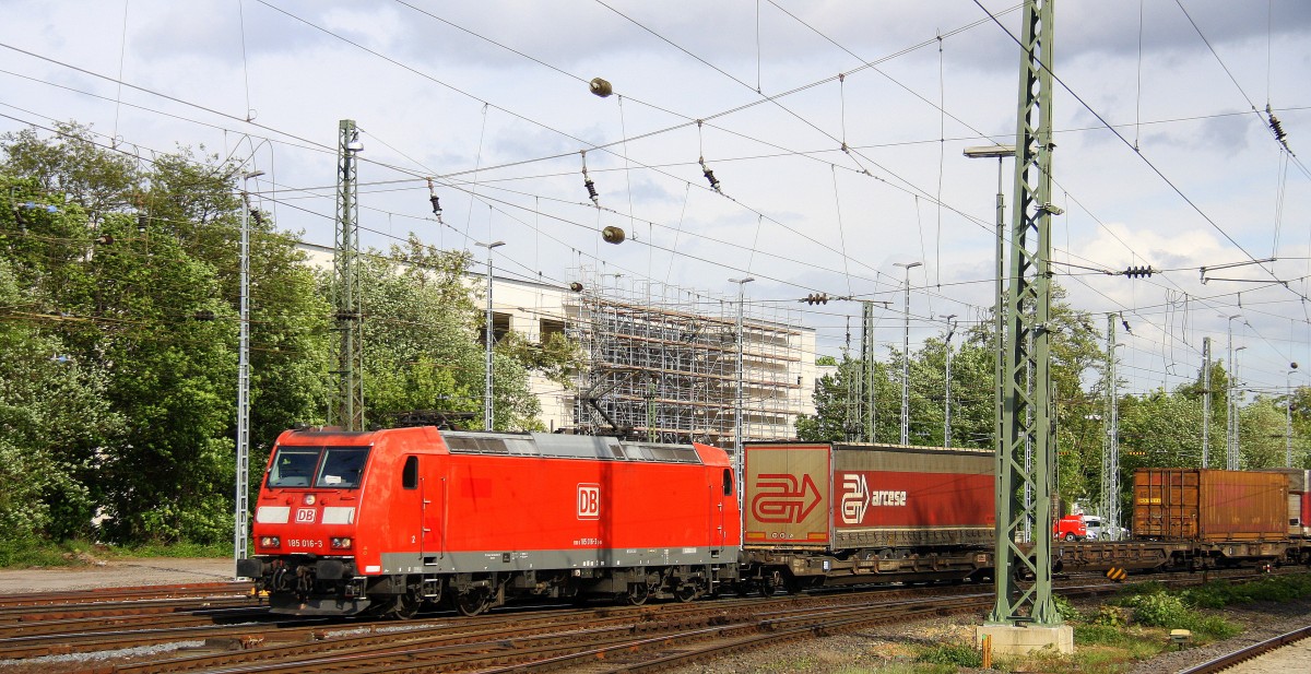 185 016-3 DB  kommt aus Richtung Köln,Aachen-Hbf mit einem langen Contanierzug aus Gallarate(I) nach Zeebrugge(B) und fährt in Aachen-West ein.
 Aufgenommen vom Bahnsteig in Aachen-West bei Sonne und Regenwolken am Abend vom 9.5.2014. 