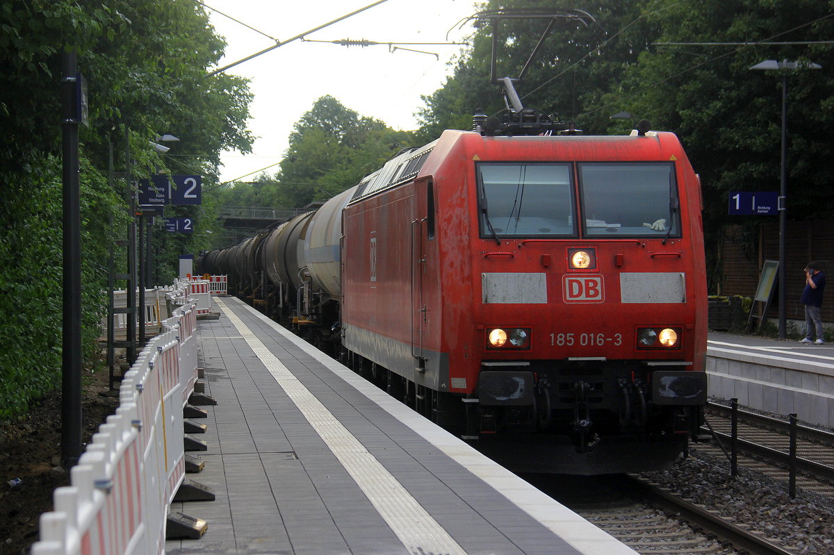 185 016-3 DB kommt mit einem Kesselzug aus Antwerpen-BASF(B) nach Ludwigshafen-BASF(D) und kommt aus Richtung Aachen-West,Aachen-Schanz,Aachen-Hbf,Aachen-Rothe-Erde und fährt durch Aachen-Eilendorf in Richtung Stolberg-Hbf(Rheinland)Eschweiler-Hbf,Langerwehe,Düren,Merzenich,Buir,Horrem,Kerpen-Köln-Ehrenfeld,Köln-West,Köln-Süd. Aufgenommen vom Bahnsteig 2 in Aachen-Eilendorf. 
Bei Sommerwetter am Abend vom 9.7.2018.