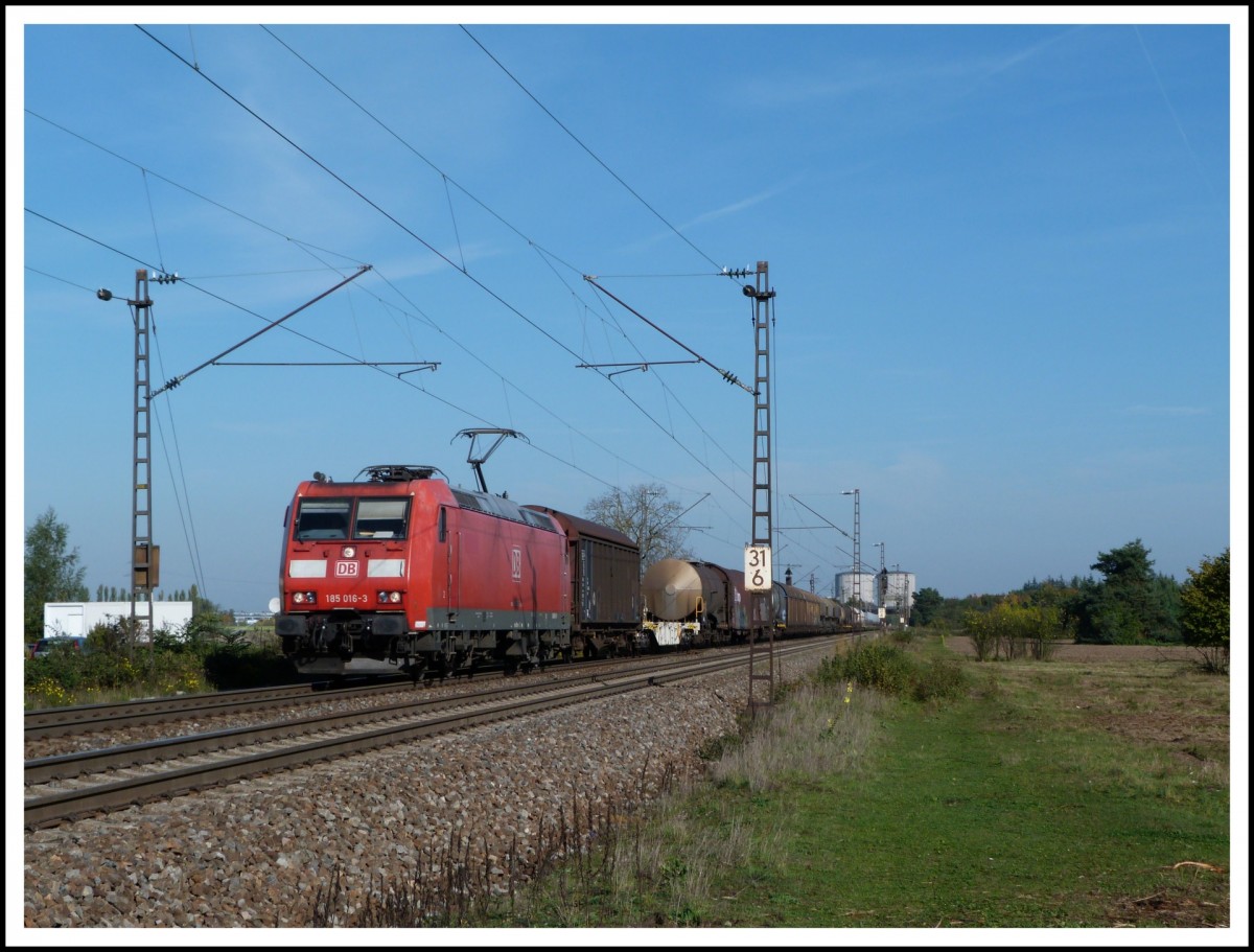 185 016 fährt am 19.10.13 mit einem gemischten Güterzug über die Rheinbahn von Mannheim Richtung Karlsruhe.
Eingefangen zwischen Waghäusel und Wiesental.