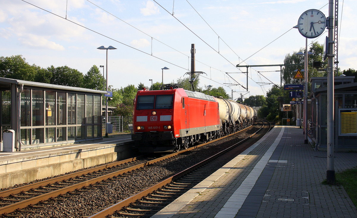 185 017-1 von DB kommt mit einem Kesselzug aus Antwerpen-Rhodesie(B) nach Schwedt(Oder) und kommt aus Richtung Aachen-West,Laurensberg,Richterich,Kohlscheid,Herzogenrath,Hofstadt,Finkenrath,Rimburg,Übach-Palenberg,Zweibrüggen,Frelenberg,Geilenkirchen,Süggerath,Lindern,Brachelen,Hückelhoven-Baal,Baal und fährt durch Erkelenz in Richtung Herrath,Beckrath,Wickrath,Rheydt-Hbf,Mönchengladbach-Hbf. Aufgenommen vom Bahnsteig 1 in Erkelenz. 
Bei Sommerwetter am Abend vom 21.7.2017.