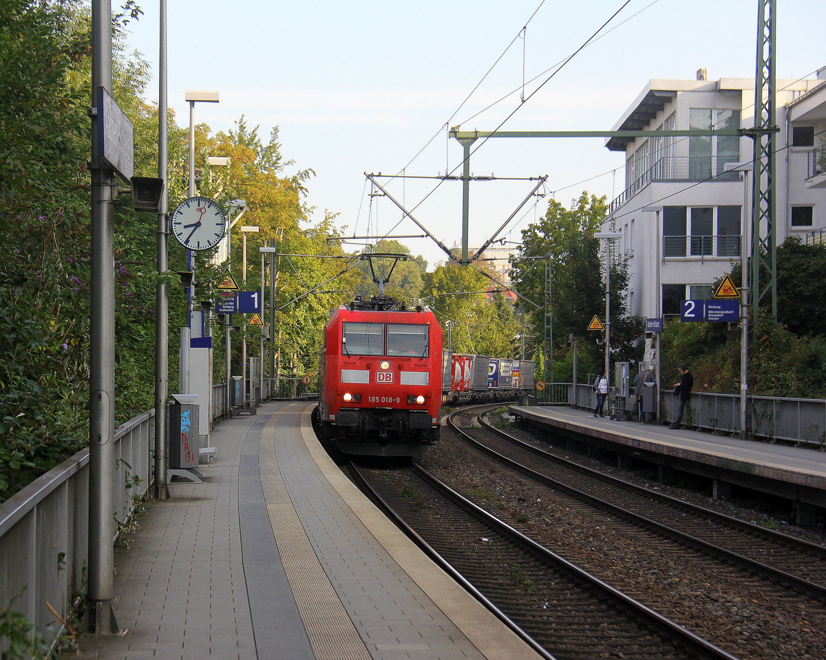 185 018-9 DB kommt aus Richtung Aachen-West mit einem LKW-Zug aus Zeebrugge-Vorming(B) nach Novara-Boschetto(I) und fährt durch Aachen-Schanz in Richtung Aachen-Hbf,Aachen-Rothe-Erde,Stolberg-Hbf(Rheinland)Eschweiler-Hbf,Langerwehe,Düren,Merzenich,Buir,Horrem,Kerpen-Köln-Ehrenfeld,Köln-West,Köln-Süd. 
Aufgenommen vom Bahnsteig von Aachen-Schanz. 
Bei Sommerwetter am Morgen vom 29.8.2018.
Und das ist mein 9000tes Bahnbild bei http://WWW.Bahnbilder de 