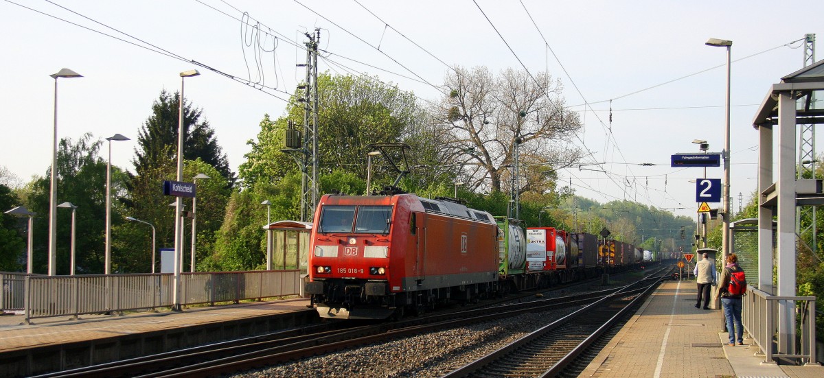 185 018-9 DB kommt aus Richtung Aachen-West mit eienem langen Containerzug aus Aachen-West nach Neuss und fährt in Richtung Herzogenrath,Neuss. 
Aufgenommen bei der Durchfahrt durch Kohlscheid in der Morgensonne am Morgen des 25.4.2014.