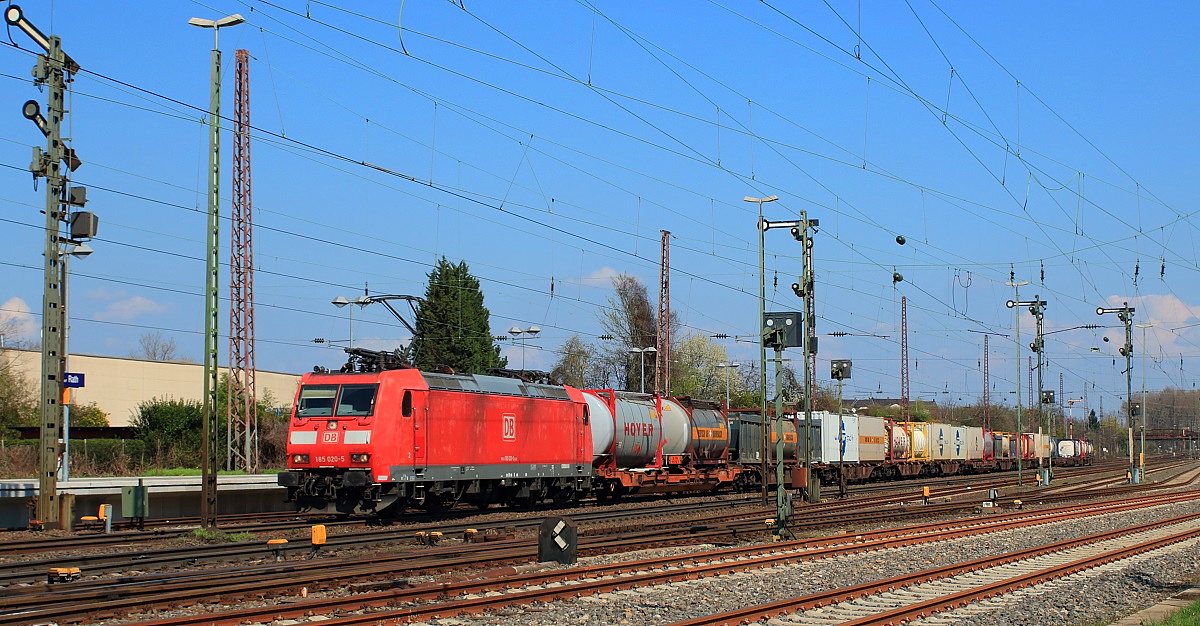 185 020-5 durchfährt am 09.04.2016 den Bahnhof Düsseldorf-Rath