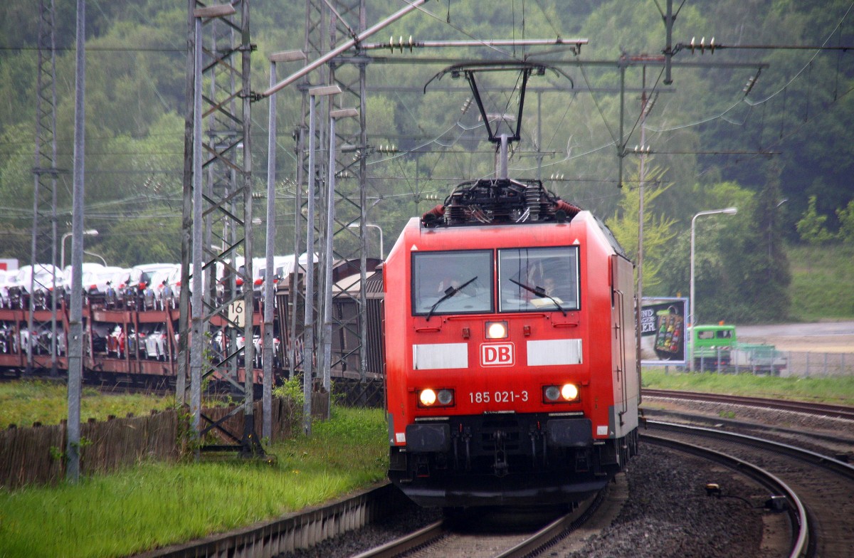 185 021-3 DB kommt kommt durch Herzogenrath aus Richtung Neuss mit einem langen gemischten Güterzug aus Osnabrück nach Kortenberg-Goederen(B) und fährt in Richtung Kohlscheid,Richterich,Laurensberg,Aachen-West bei Regenwetter am Abend vom 8.5.2014.