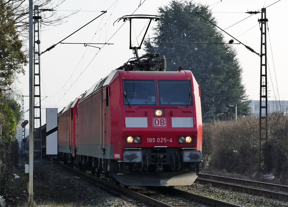 185 025-4 Doppeltraktion vor Güterzug durch Bonn-Beuel - 08.02.2018