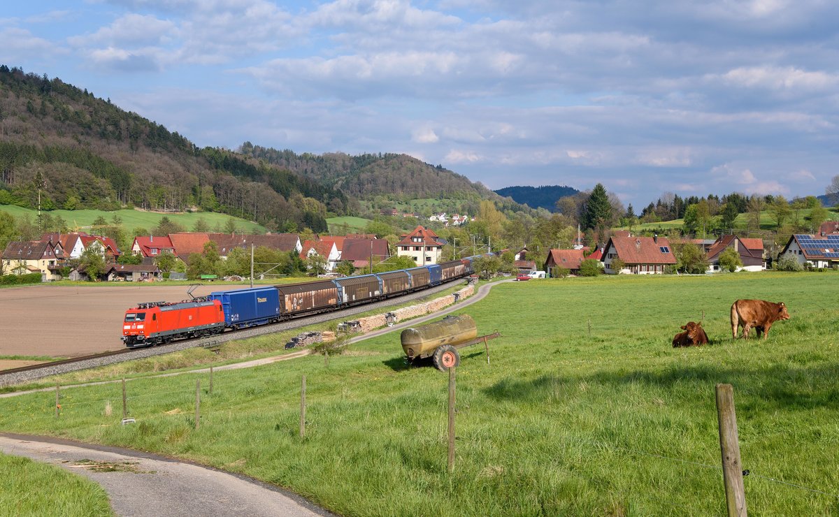 185 025 mit GA 52826 Ingolstadt Nord - Braunschweig Rbf auf der Murrbahn in Richtung Kornwestheim.Aufgenommen bei Schleißweiler am 29.4.2017.
