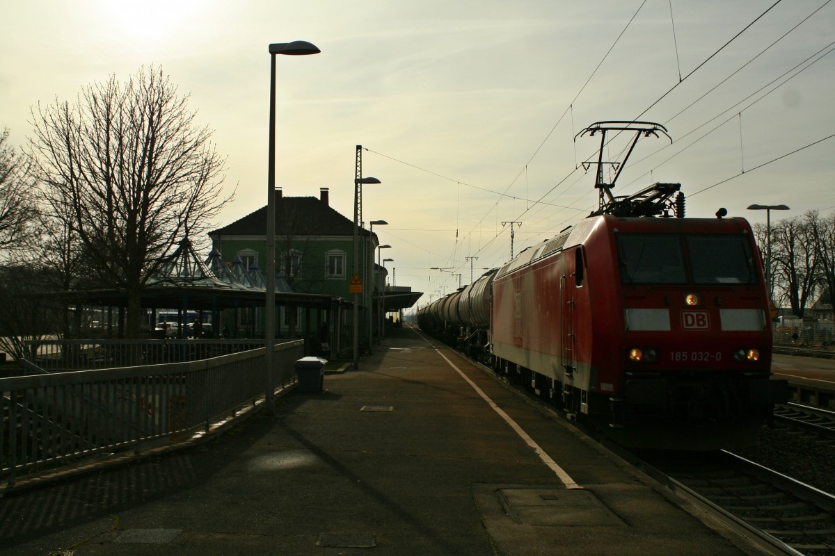 185 032-0 mit dem 44281 von Mulhouse-Ville ber Freiburg (Breisgau) Gbf nach Offenburg am 25.01.14 im Bahnhof Mllheim (Baden).