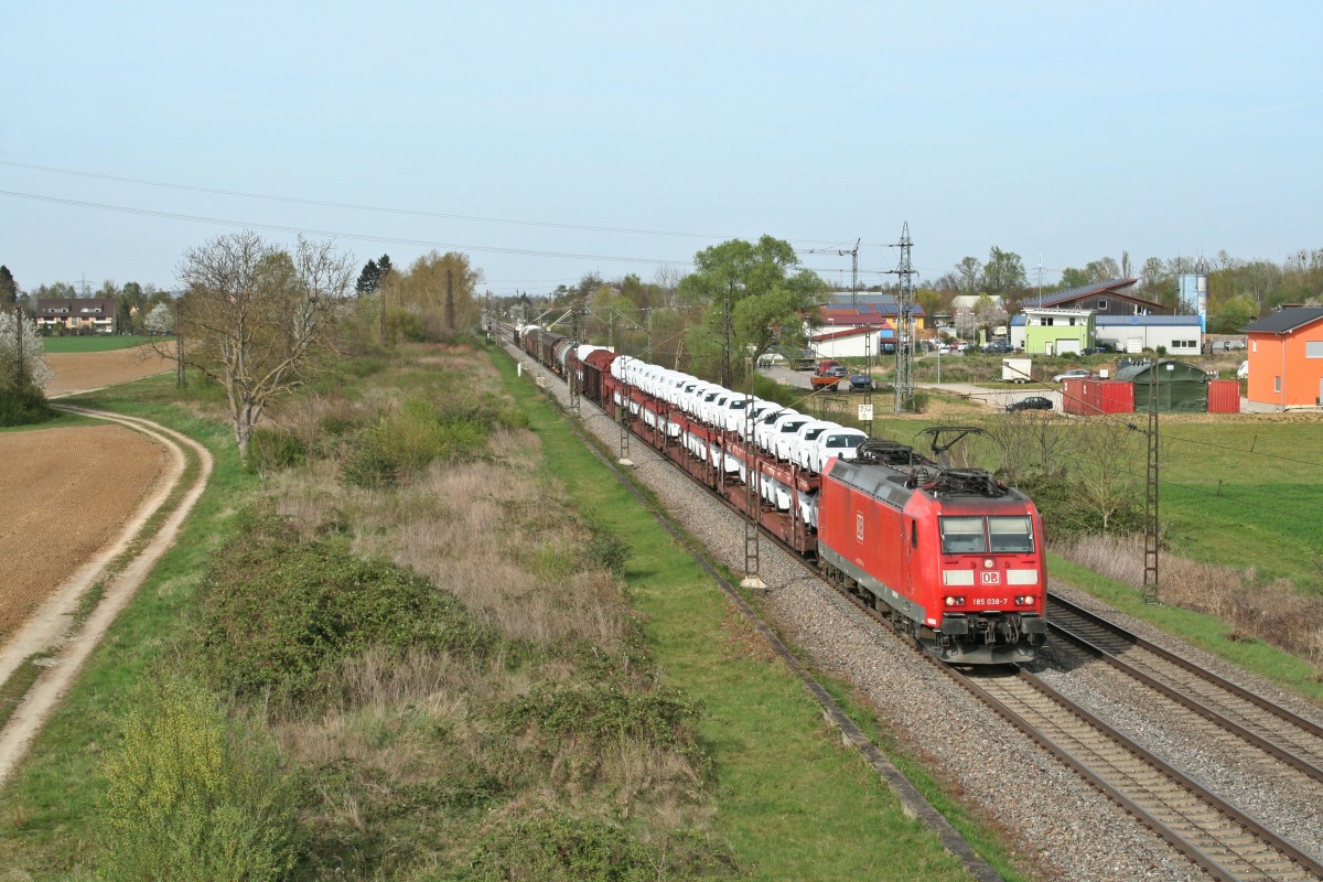 185 038-7 mit einem gemischten Güterzug auf dem Weg nach Basel/Weil am Rhein Rbf am Nachmittag des 02.04.14 südlich von Buggingen.