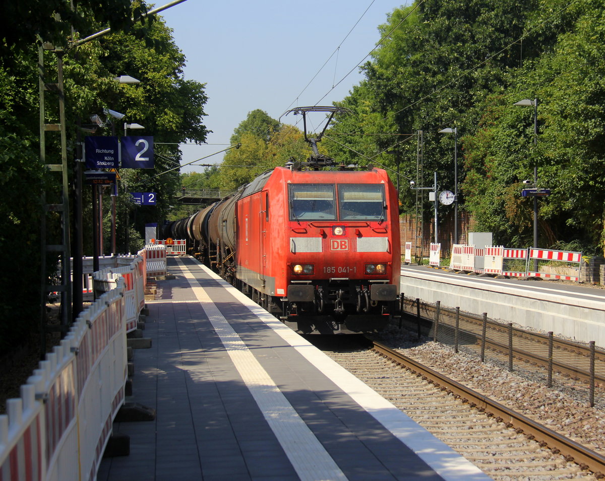 185 041-1 DB kommt mit einem Kesselzug aus Antwerpen-BASF(B) nach Ludwigshafen-BASF(D) und kommt aus Richtung Aachen-West,Aachen-Schanz,Aachen-Hbf,Aachen-Rothe-Erde und fährt durch Aachen-Eilendorf in Richtung Stolberg-Hbf(Rheinland)Eschweiler-Hbf,Langerwehe,Düren,Merzenich,Buir,Horrem,Kerpen-Köln-Ehrenfeld,Köln-West,Köln-Süd. Aufgenommen vom Bahnsteig 2 in Aachen-Eilendorf.
Bei Sommerwetter am Mittag vom 2.8.2018.