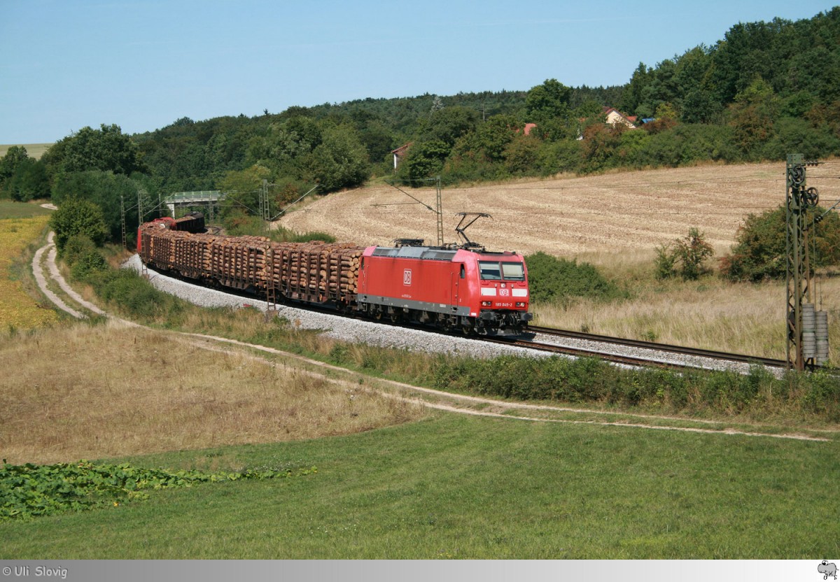 185 045-2 der Deutschen Bahn beförderte am 26. August 2015 einen Holzzug Richtung Regensburg. Die Aufnahme entstand nahe der Ortschaft Laaber.