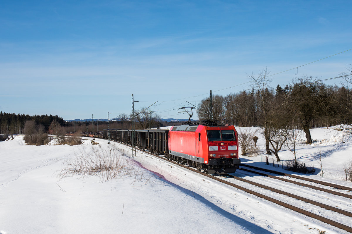 185 046 fährt mit einem Stahlzug in Richtung Hammerau, hier aufgenommen am 8. Februar 2019 bei Grabenstätt.