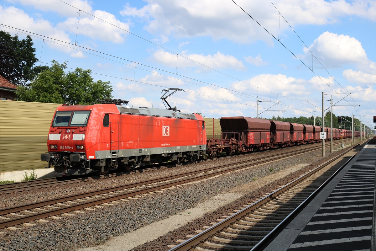 185 049-4 DB als Gz durchfährt den Bahnhof Radbruch auf der Bahnstrecke Hannover–Hamburg (KBS 110) Richtung Hamburg. [6.7.2017 - 16:01 Uhr]