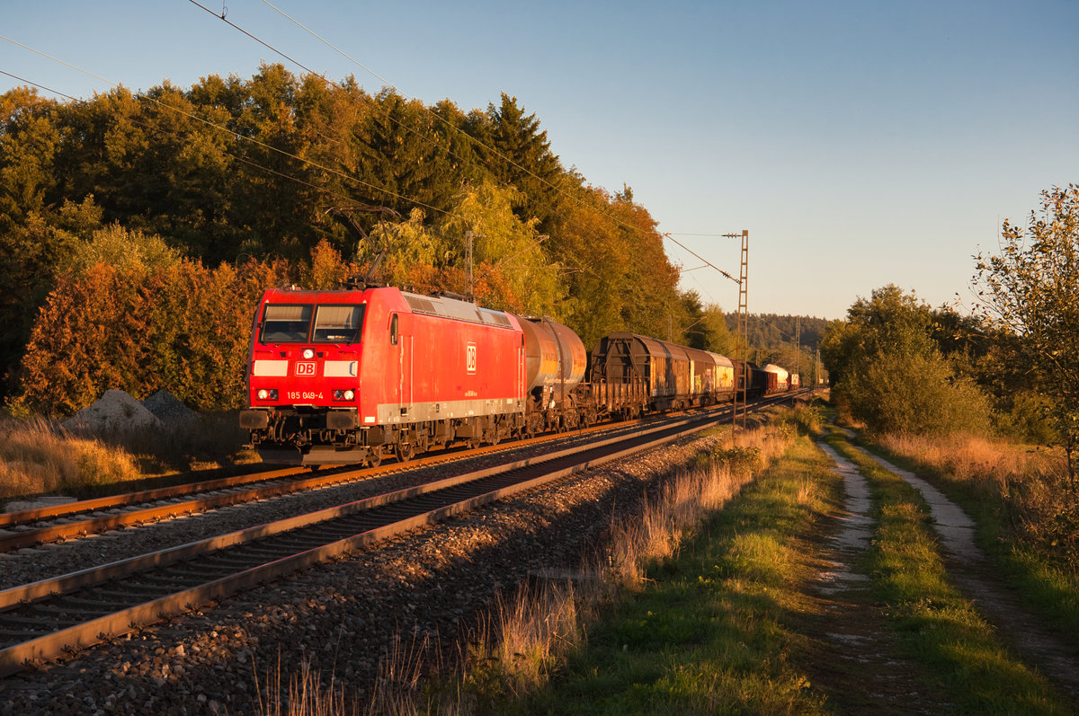 185 049 mit einem gemischten Güterzug bei Postbauer-Heng Richtung Nürnberg, 27.09.2018