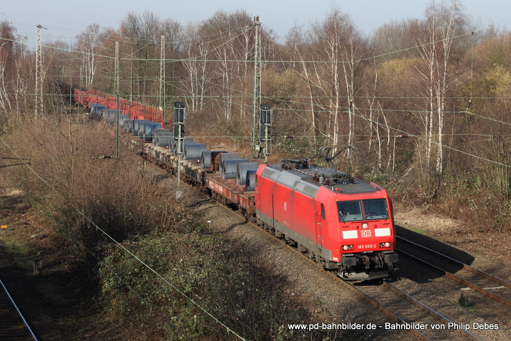 185 050-2 (DB Schenker) mit einem Güterzug in Herne Holsterhausen, 13. Februar 2015