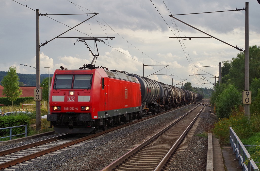 185 053 DB Schenker mit Kesselwagenzug am 19.08.2013 in Kps gen Kronach. 