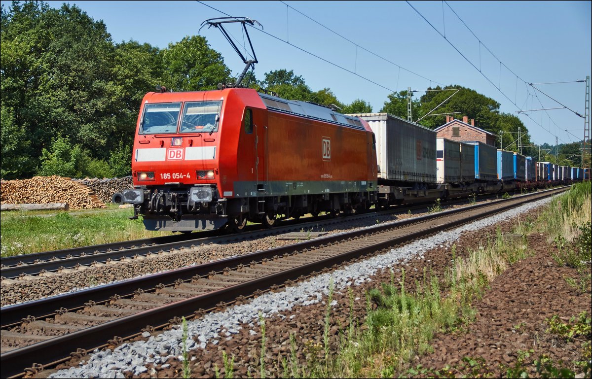 185 054-4 ist mit einen Aufliegerzug bei Vollmerz am 19.07.2017 unterwegs.Bild wurde auf öffentlichen Gelände gemacht.