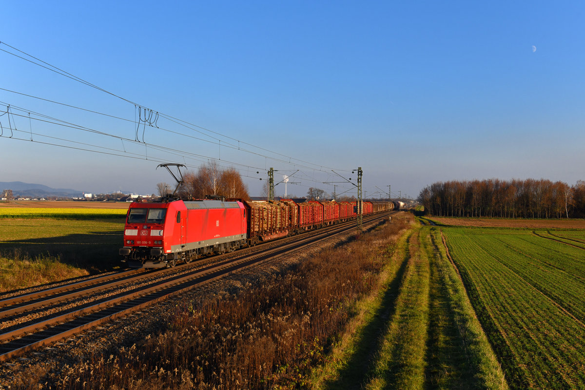185 056 mit einem Güterzug am 16.11.2018 bei Stephansposching. 
