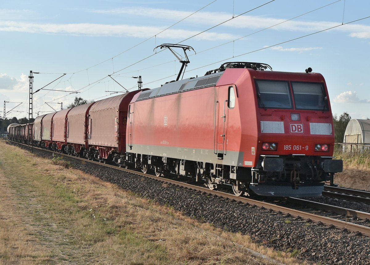 185 061-9 kommt mit einem kurzen Mischer ebenfalls am 10.8.2018 gen Neuss gefahren.