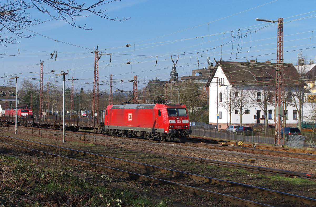 185 066 bringt leere Rungenwagen zur Dillinger Hütte und passiert hier gerade den ehemaligen Ablaufberg des Dillinger Bahnhofs. 27.02.2016 Bahnstrecke 3230 Saarbrücken - Karthaus
