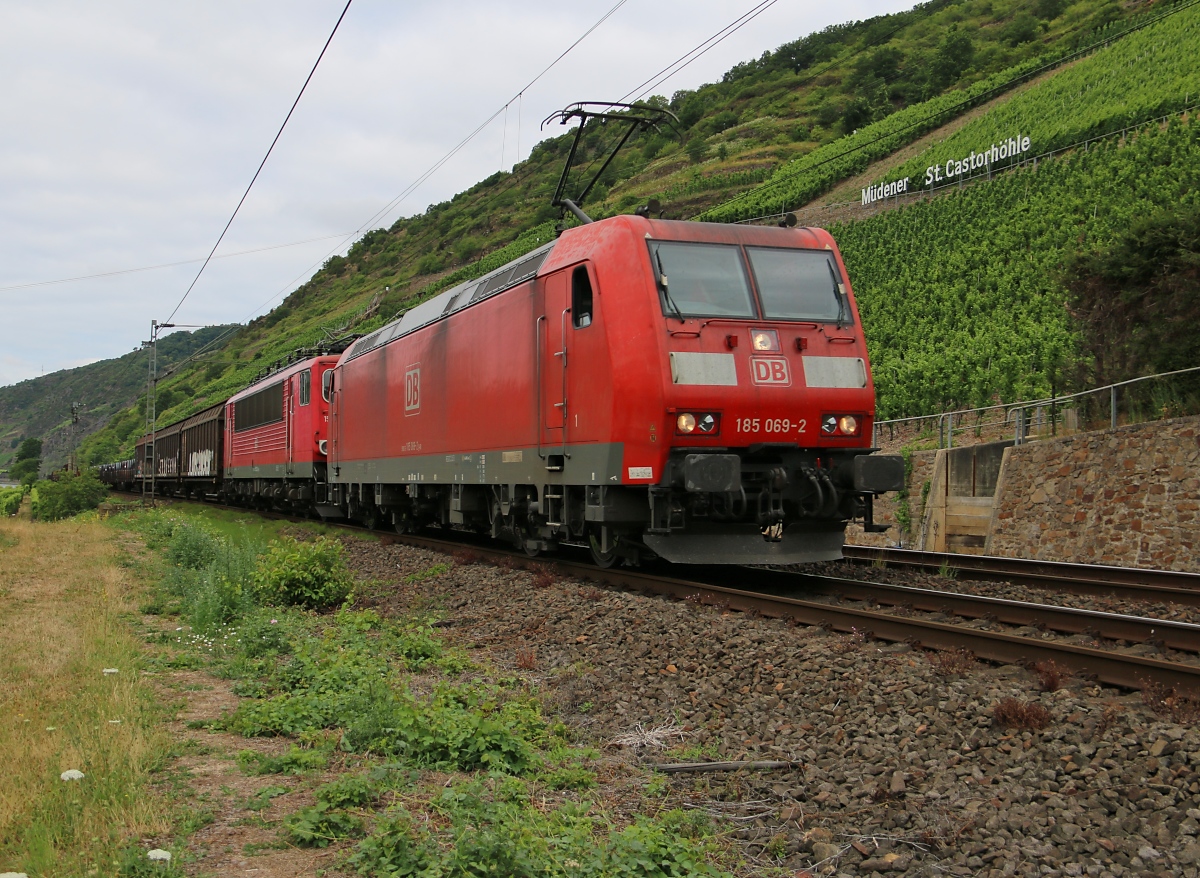 185 069-2 mit der Wagenlok 155 032-6 und gemischtem Güterzug in Fahrtrichtung Koblenz. Aufgenommen am 15.07.2015 bei Müden an der Mosel.
