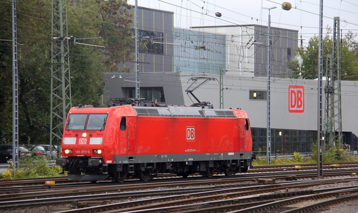 185 070-0 DB rangiert in Aachen-West.
Aufgenommen vom Bahnsteig 2 in Aachen-West. 
Bei Wolken am Kalten Nachmittag vom 29.10.2018.
