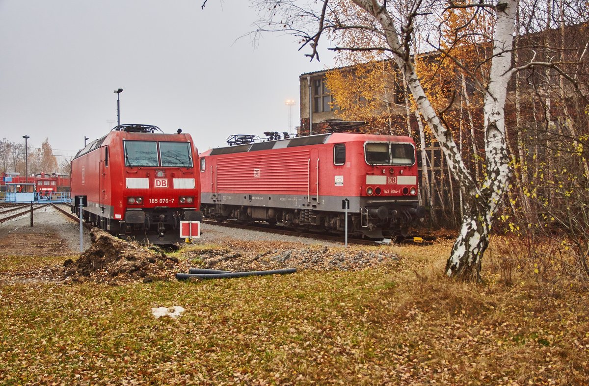 185 076-7 und 143 904-1 stehen abgestellt im BW Engelsdorf gesehen am 26.11.16.Bild wurde auf öffentlichen Gelände gemacht.