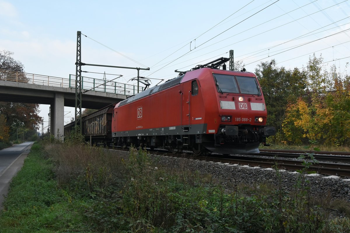 185 088-2 mit Schiebwandwagen in Lintorf gen Ratingen fahrend am Freitag den 19.10.2018