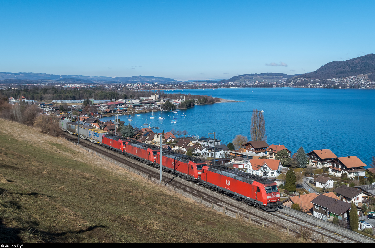 185 088 führt am 18. Februar 2017 zusammen mit drei weiteren 185ern bei Einigen einen UKV-Zug in Richtung Lötschberg.