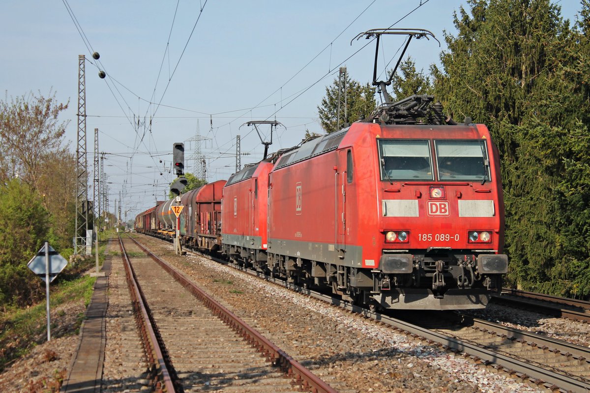 185 089-0 am 11.04.2017 zusammen mit der 185 107-0 und einem gemischten Güterzug (Mannheim Rbf- Chiasso) bei der Durchfahrt von Heitersheim in Richtung Schweiz. (Fotostelle hinter einem Prellbock)