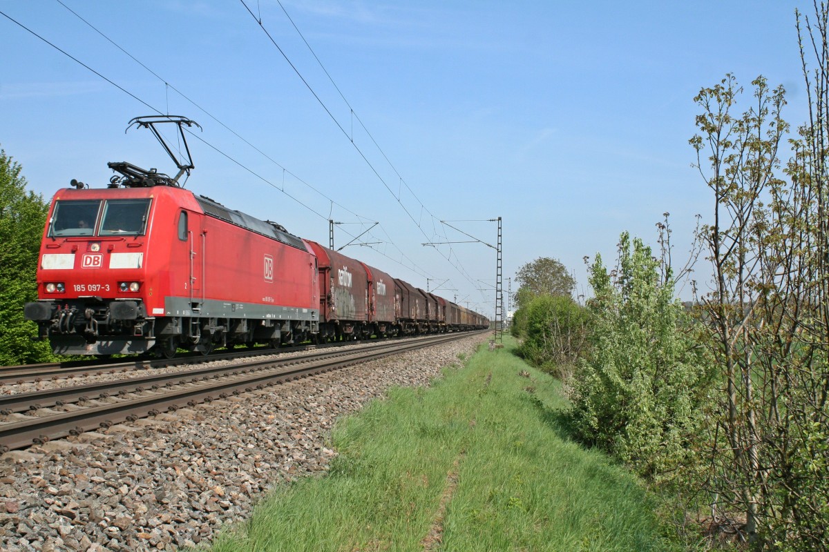 185 097-3 mit einem gemischten Güterzug in Richtung Weil am Rhein/Basel am Mittag des 12.04.14 kurz vor der Einfahrt in Müllheim (Baden).