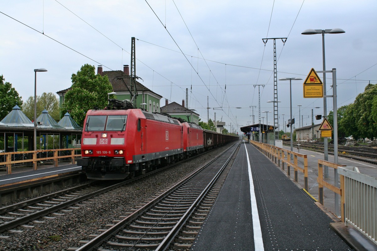 185 108-8 und 185 102-1 mit dem Tonerdezug 48604 von Domodossola nach Limburg(Lahn) am Vormittag des 18.04.14 im Bahnhof Mllheim (Baden).