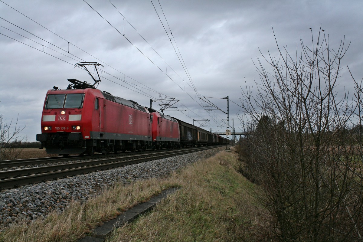 185 108-8 und 185 130-2 mit einem gemischten Gterzug, welcher grtenteils aus H-Wagen, also Schiebewandwagen bestand, am Nachmittag des 03.01.14 bei Hgelheim. Der Zug war gen Basel unterwegs.