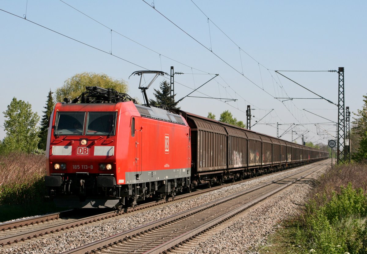 185 113 mit GB 49063 (Wanne-Eickel–Buchs SG) am 24.04.2015 in Buggingen, aufgenommen vom nrdlichen Bahnsteigende