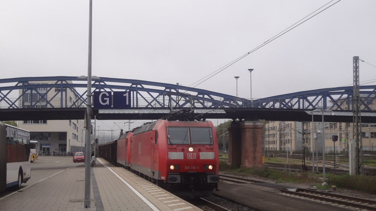 185 116 rauscht mit einem Gterzug durcch den Freiburger Hauptbahnhof. Oktober 2014. 