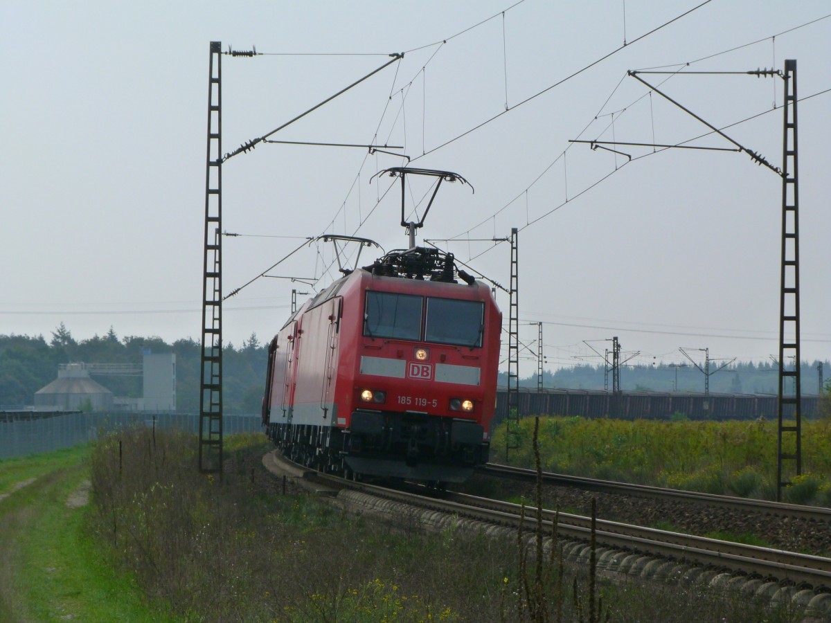 185 119 und eine weitere 185 ziehen am 28.8.13 einen Gterzug ber die Rheinbahn, Richtung Mannheim.
Festgehalten zwischen Waghusel und Neulussheim.