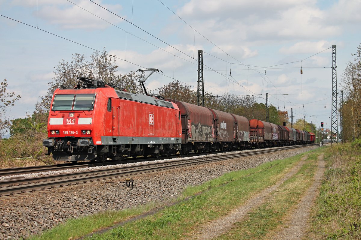 185 120-3 am Mittag des 13.04.2017 mit einem gemischten Güterzug (Mannheim Rbf - Chiasso Smistamento) in Heitersheim und fuhr gen Süden.