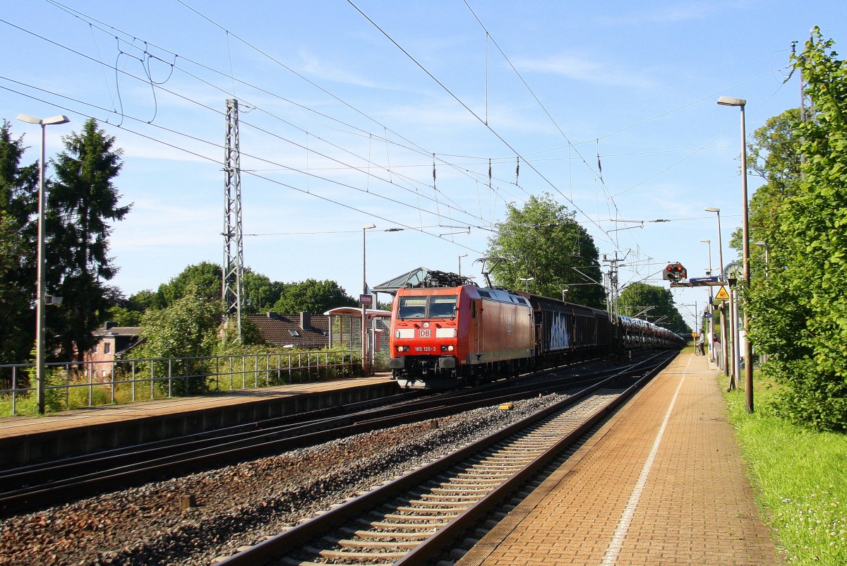 185 120-3 DB  kommt durch Kohlscheid mit einem langen gemischten Güterzug aus Osnabrück nach Kortenberg-Goederen(B) und fährt die Kohlscheider-Rampe hoch nach Aachen-West und fährt in Richtung Richterich,Laurensberg,Aachen-West. Bei Sommerwetter am Abend vom 6.6.2014.