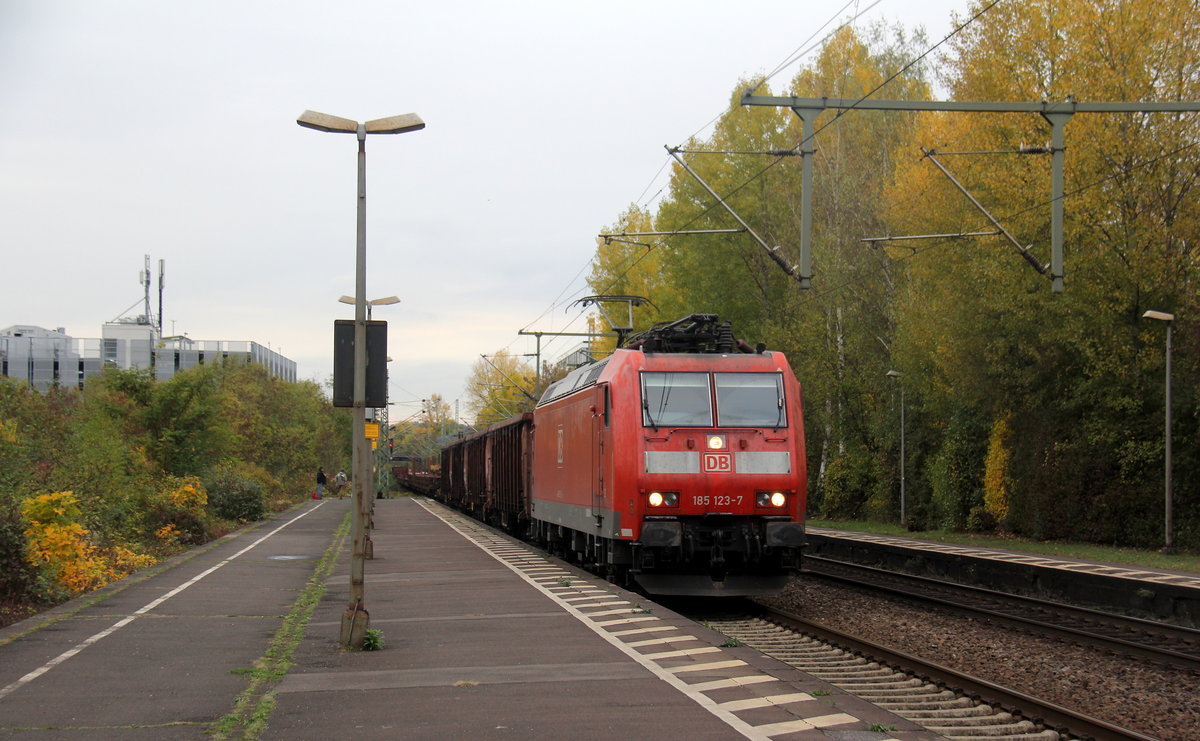 185 123-7 DB kommt mit einem gemischten Güterzug aus Köln-Gremberg(D) nach Mannheim-Rbf(D) und kommt aus Richtung Köln-Gremberg und fährt durch Bonn-Oberkassel in Richtung Koblenz. Aufgenommen vom Bahnsteig von Bonn-Oberkassel an der rechten Rheinstrecke. 
Am Nachmittag vom 2.11.2018.