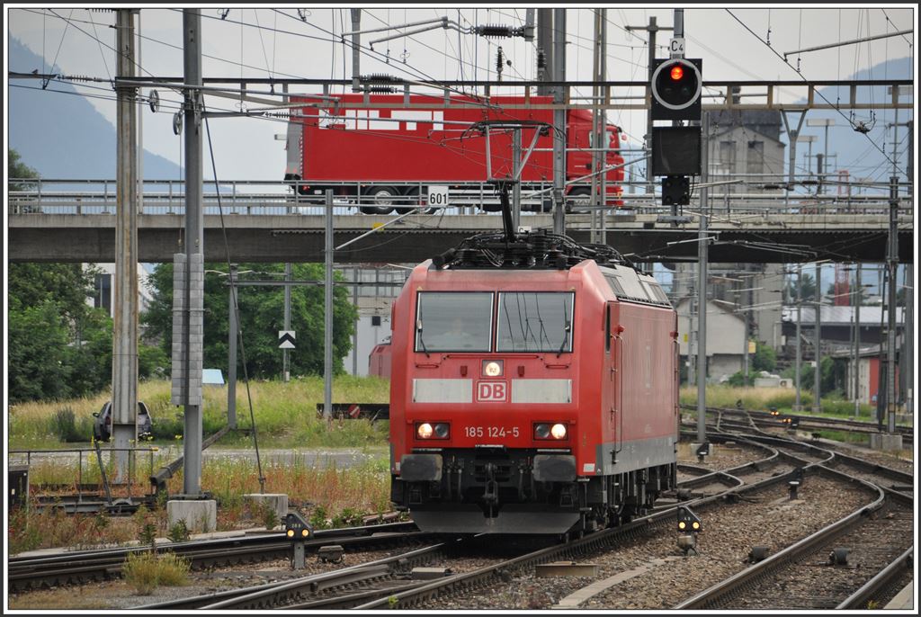 185 124-5  in Buchs SG. (18.06.2015)