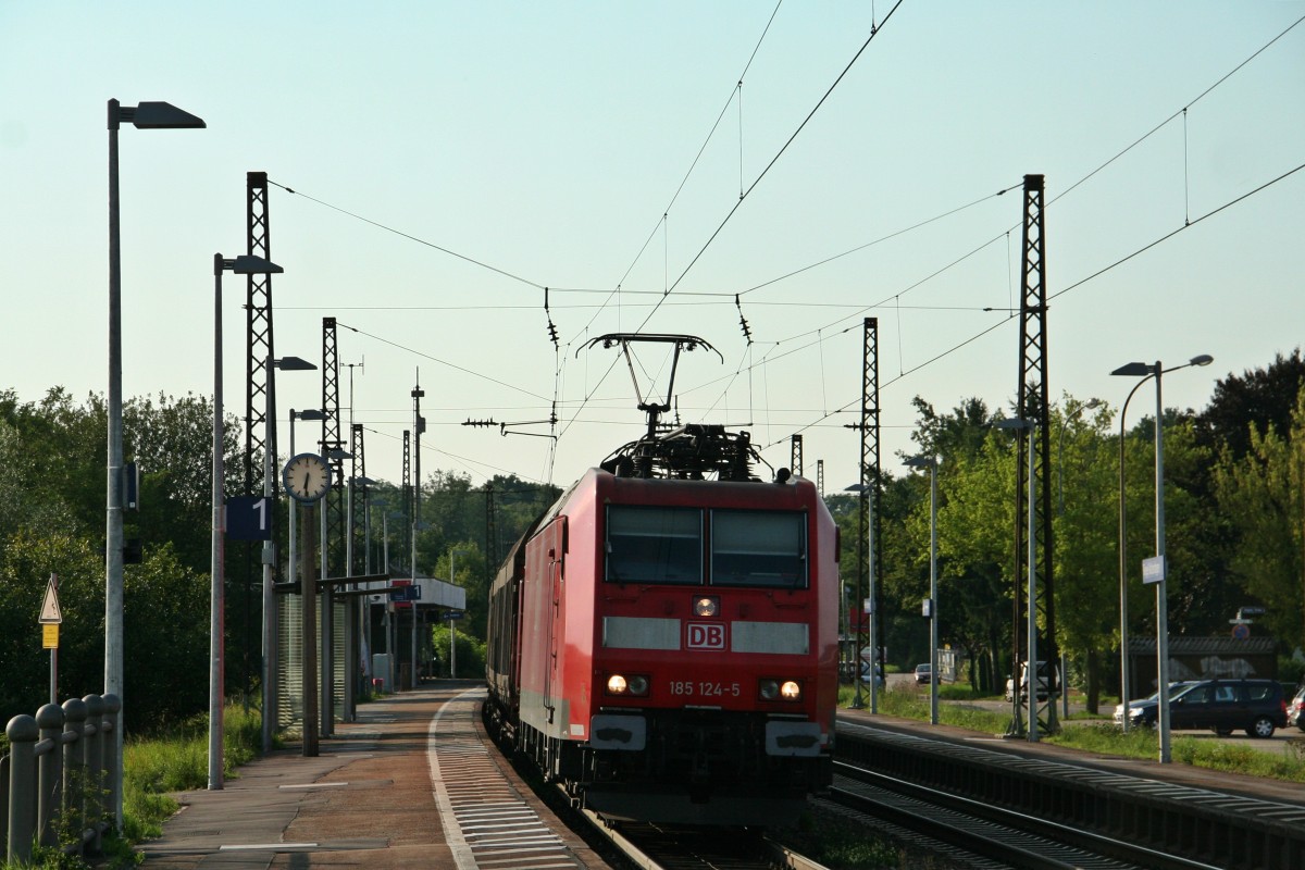 185 124-5 mit dem 45027 von Mannheim Rbf nach Chiasso am Abend des 01.08.14 in Riegel-Malterdingen.