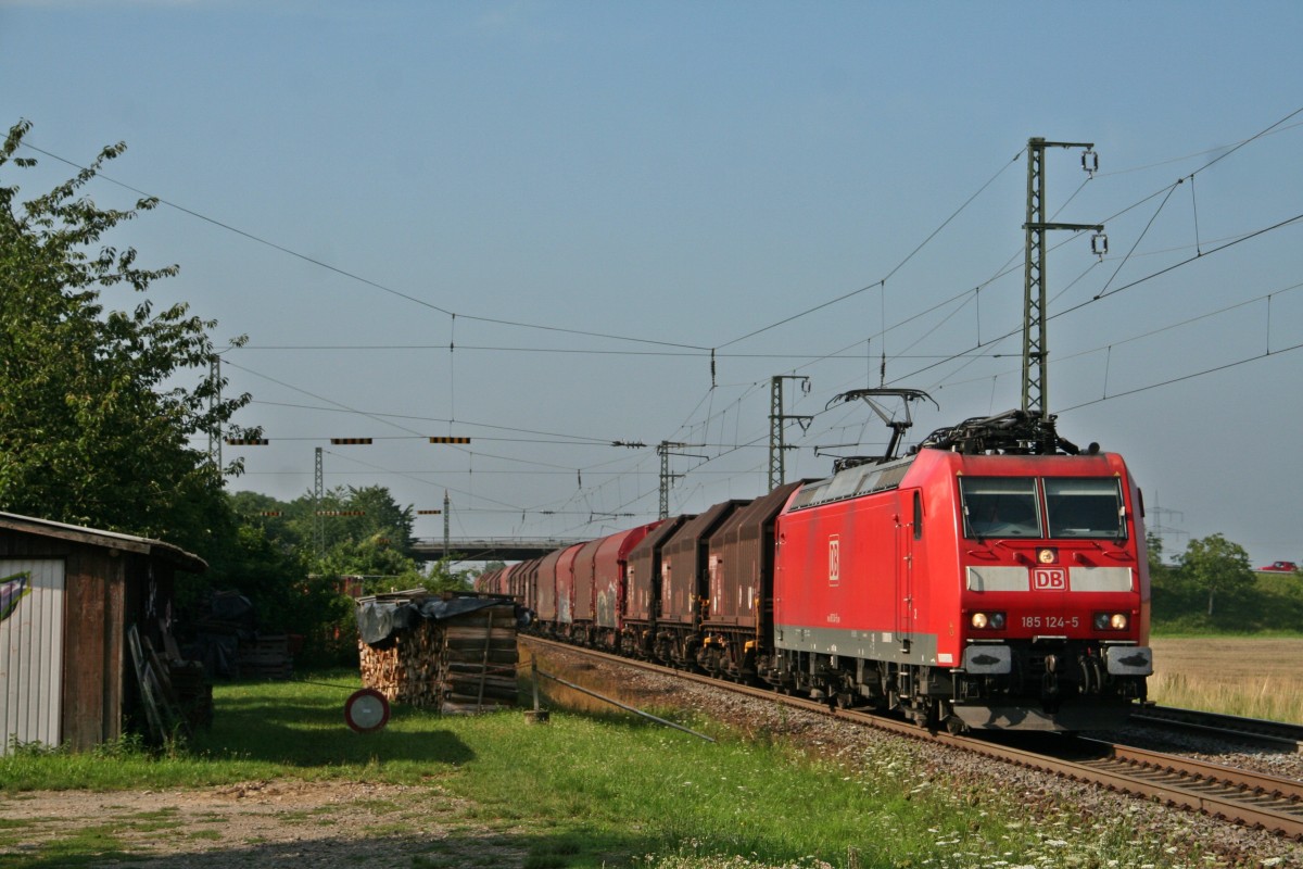 185 124-5 mit dem Stahlzug 45010 von Basel Bad. Rbf nach Mannheim Rbf am Morgen des 01.08.14 in Auggen.
