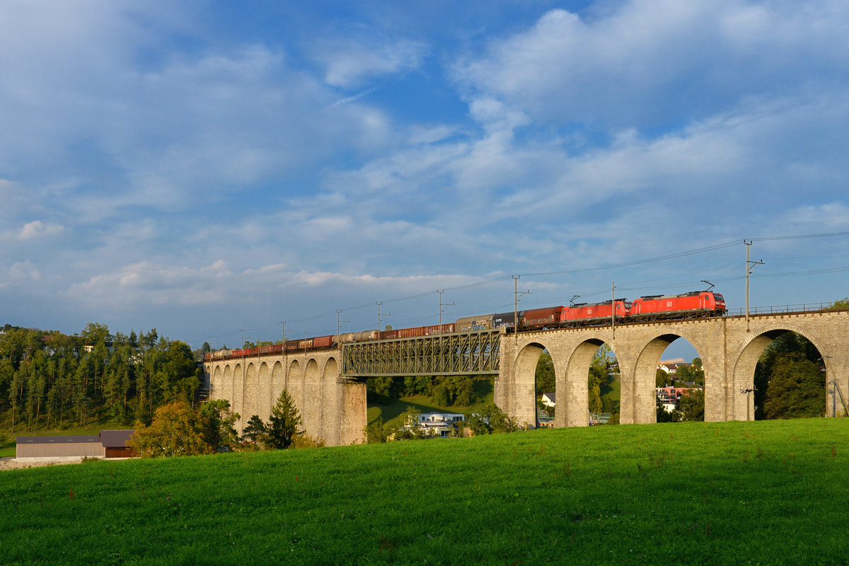 185 125 + 185 099 mit einem Güterzug am 23.09.2017 bei Eglisau. 