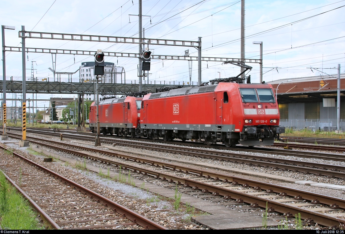 185 126-0 und 185 129-4 DB als Lokzug durchfahren den Bahnhof Pratteln (CH) in östlicher Richtung.
Aufgenommen von der Güterstrasse.
[10.7.2018 | 12:35 Uhr]