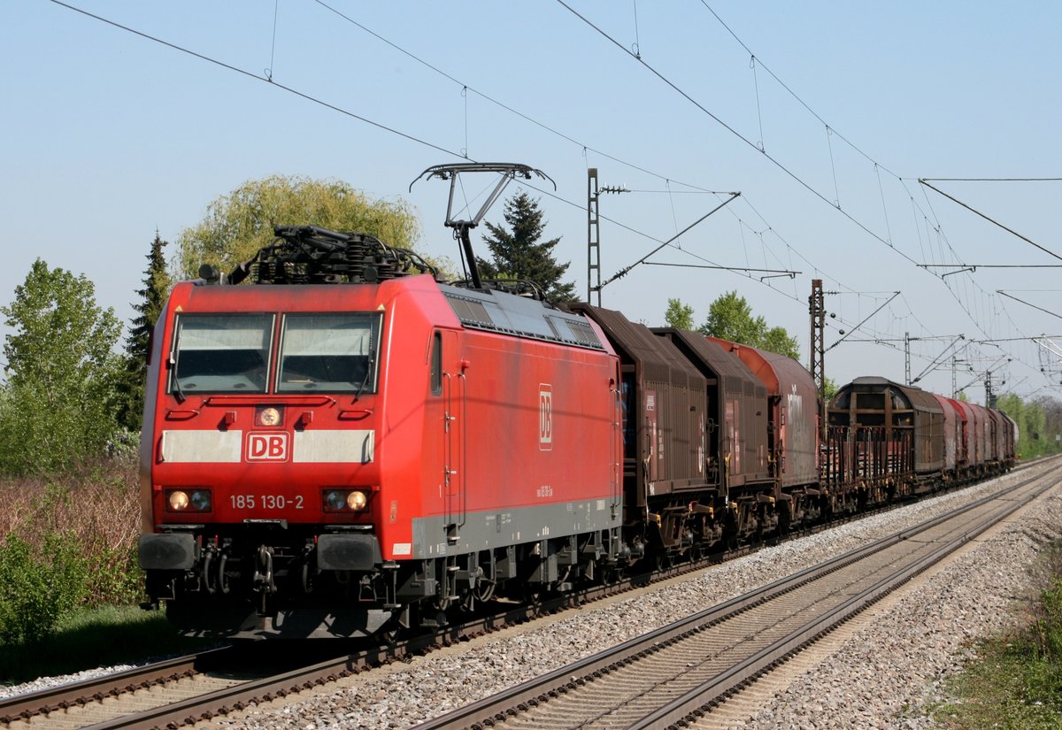 185 130 mit EZ 45001 (Mannheim Rbf–Chiasso) am 24.04.2015 in Buggingen, aufgenommen vom nrdlichen Bahnsteigende