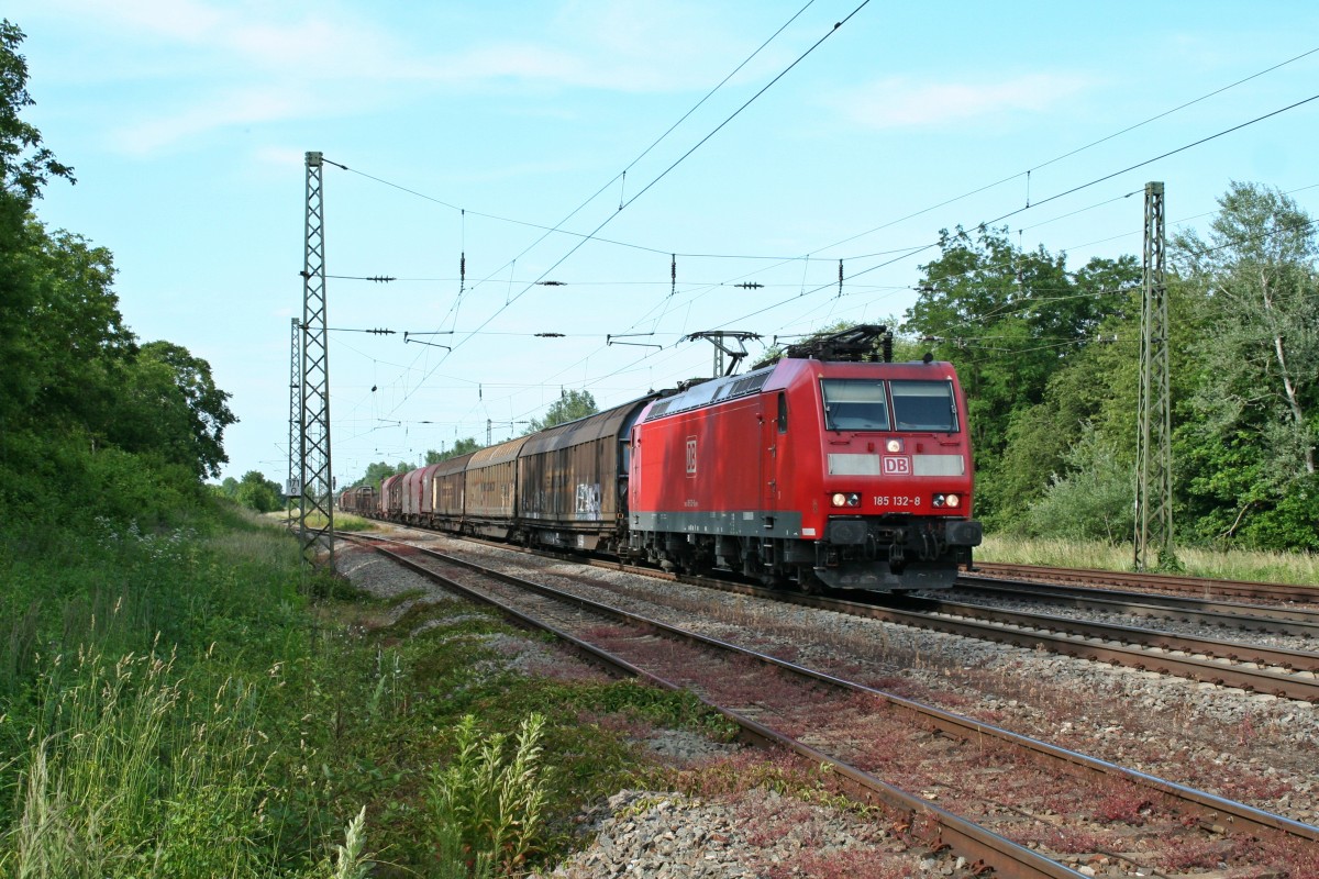 185 132-8 mit einem gemischten Gterzug aus Mannheim in Richtung Basel am Nachmittag des 06.06.14 in Orschweier.