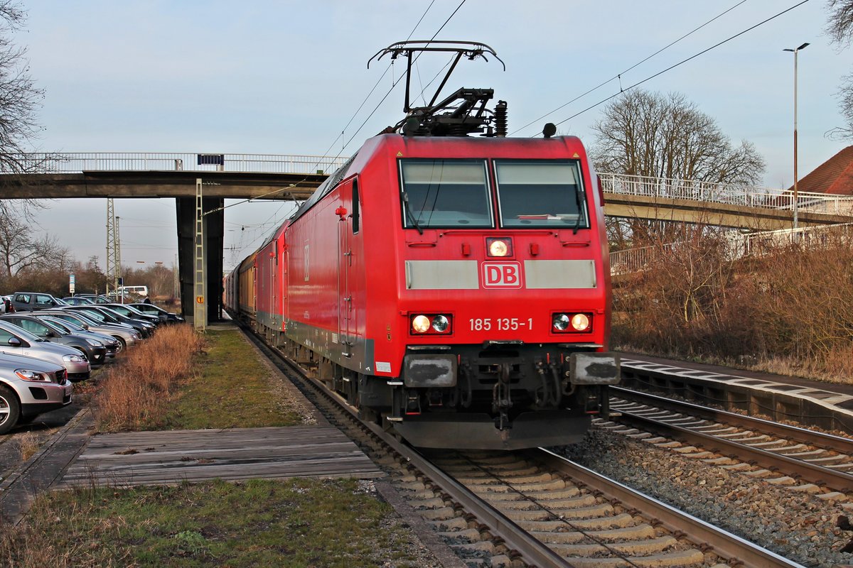 185 135-1 zusammen mit 185 113-8 am 03.02.2015 mit einem gemischten Güterzug in Orschweier und fuhren in Richtung Freiburg.