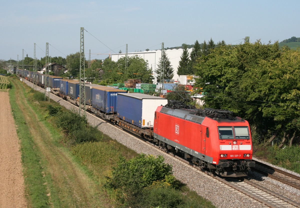 185 137 mit Gterzug Richtung Basel am 18.08.2009 in Auggen