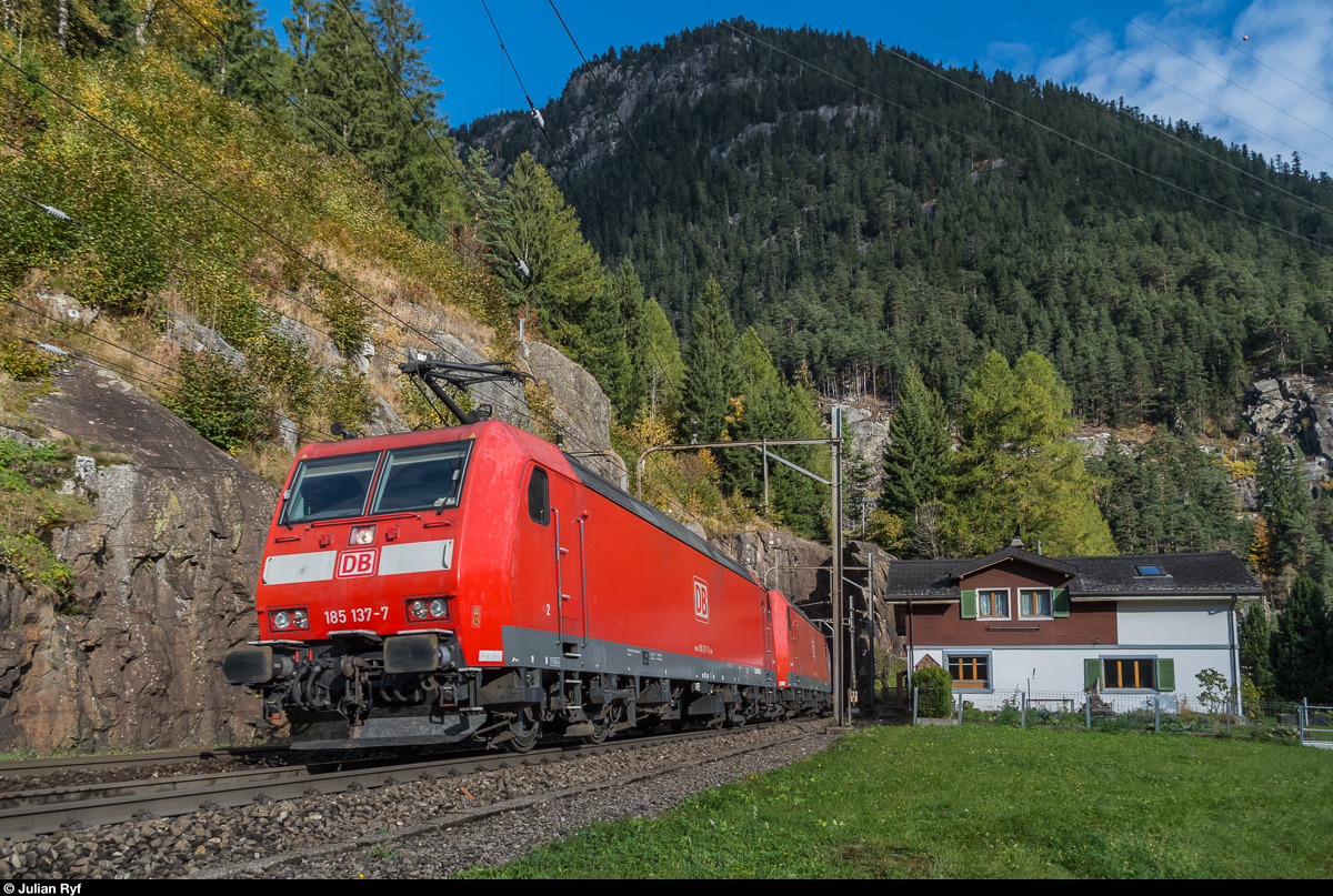 185 137 und eine Schwesterlok ziehen am 22. Oktober 2016 den Winner-Zug bei Wassen die Gotthard-Nordrampe hinauf. Am Zugschluss hilft 185 124 mit.